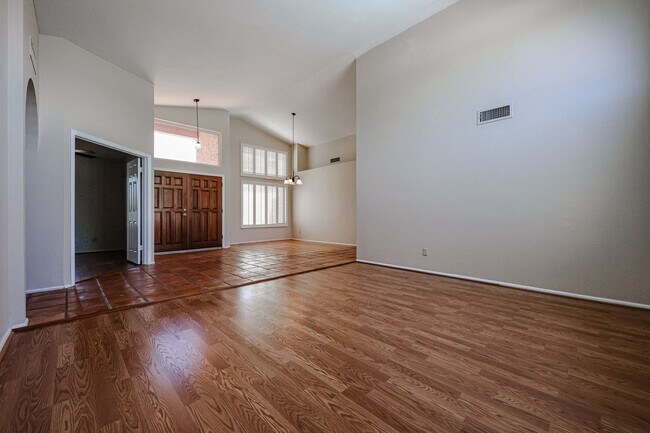 Foto del edificio - MOVE IN SPECIALS-Stunning 4 BR, 2 BA with ...