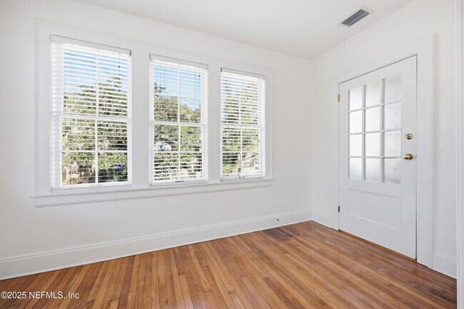 Building Photo - 3110 Oak St