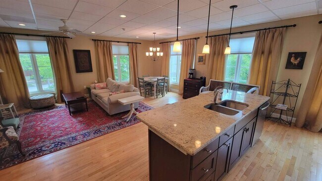 Building Photo - 1050 Parkside Cmns