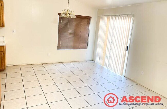 Foto del edificio - 3 Bedroom 2 Bath House in SE Bakersfield - Apply Today!