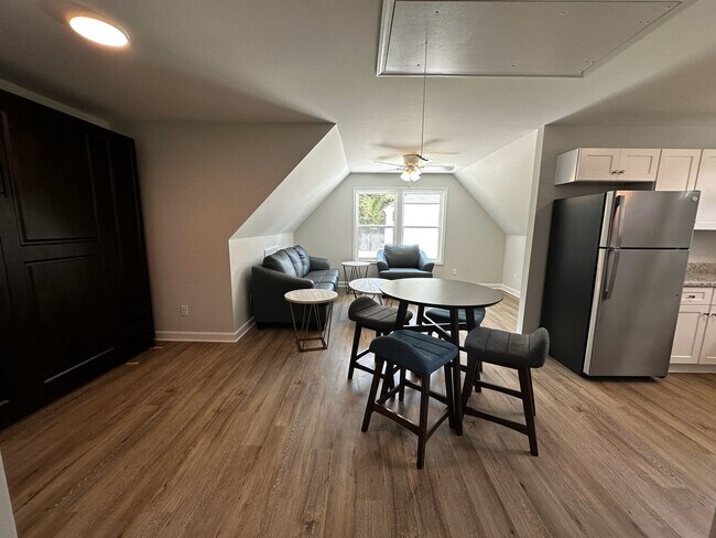 Foto del edificio - STUDIO APARTMENT PRE-LEASING FOR AUGUST 2026!