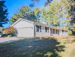 Building Photo - 122 Maxwell Dr