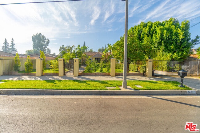 Foto del edificio - 5181 Densmore Ave