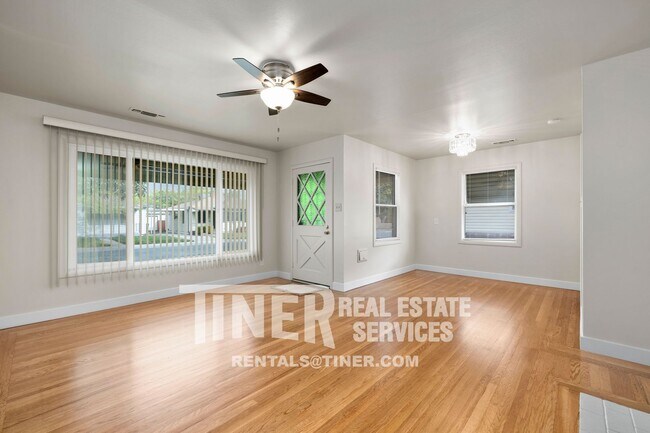 Building Photo - Tahoe Park 2 Bedroom, 1.5 Bath Charmer