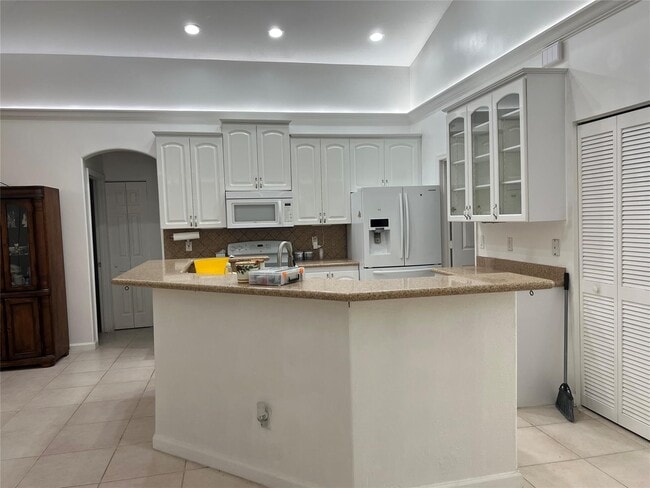Building Photo - 7400 SW 37th Ct