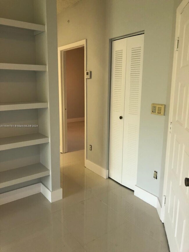 Foto del edificio - 18350 NW 68th Ave