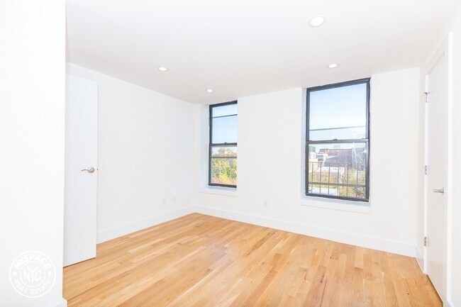 Building Photo - 842 Kent Ave