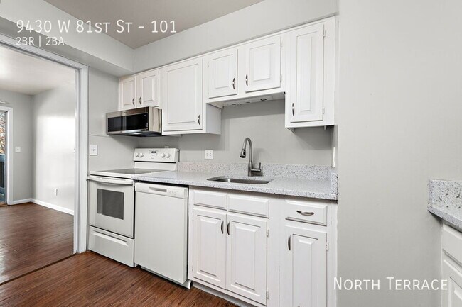 Foto del edificio - Renovated 2BR in Overland Park