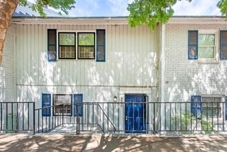 Building Photo - 408 Sycamore Dr