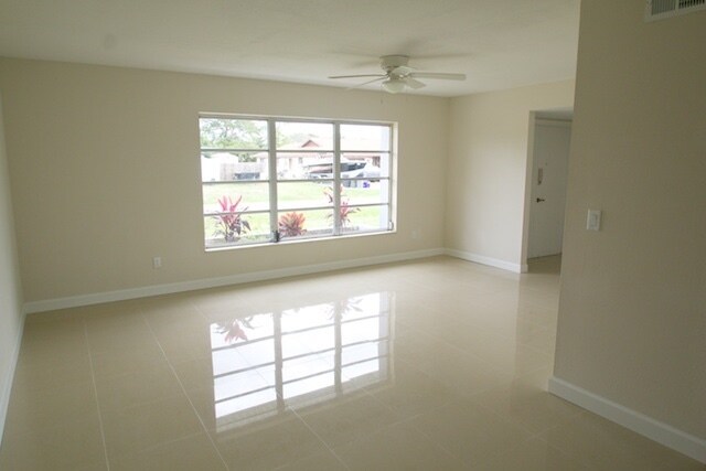 Foto del edificio - Beautiful & Modernized 3 Bed/3 Bath Pool Home For Rent in PSL!