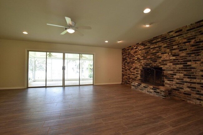 Foto del edificio - Amazing Renovated LAKE FRONT Home in Sanford