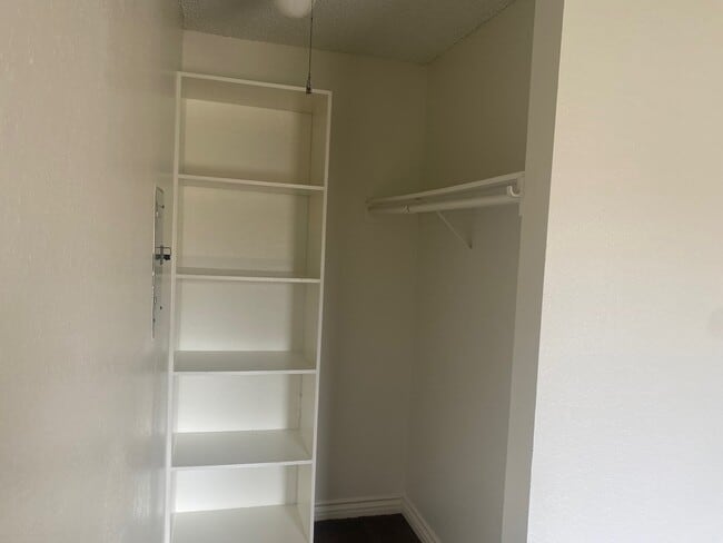 Vestidor - West Palmdale Apartments