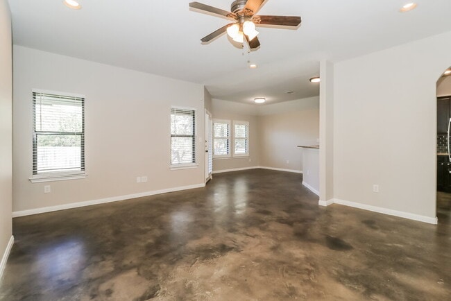 Building Photo - 701 Algerita Dr