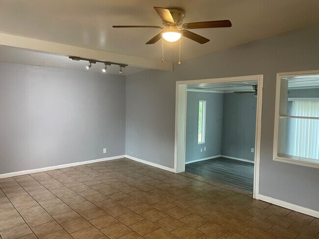Building Photo - 3/1 with Bonus Room near Dunn Ave!