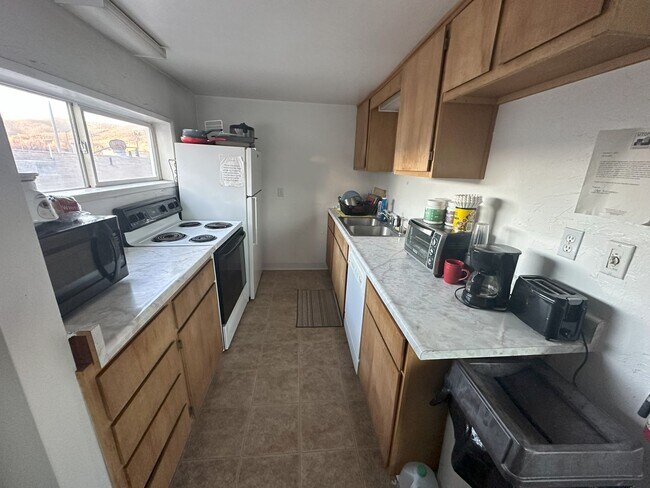 Foto del edificio - Shared Apartment For Rent