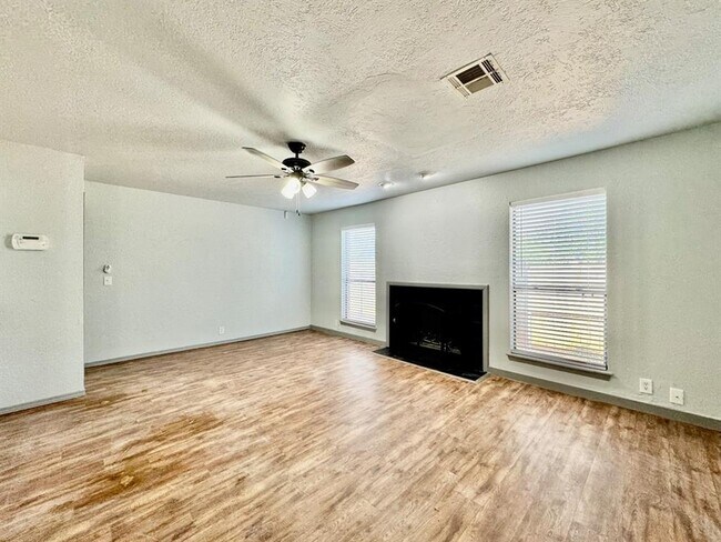 Building Photo - 925 Swan Lake Ct