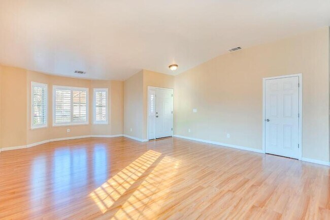 Building Photo - 679 Apricot Ct