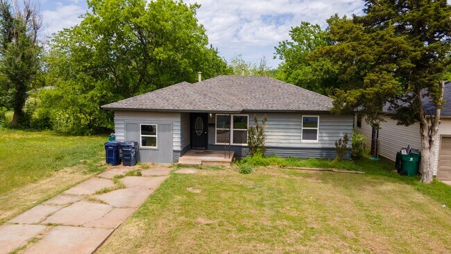 Building Photo - Welcome to your cozy oasis in the heart of...