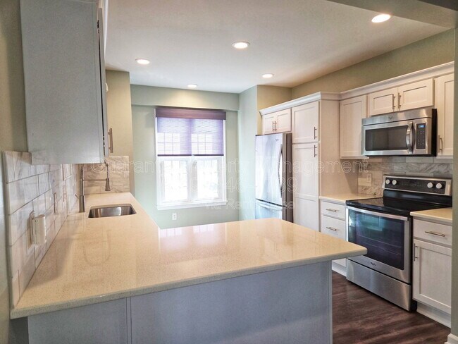 Foto del edificio - 6241 Waterside Ln