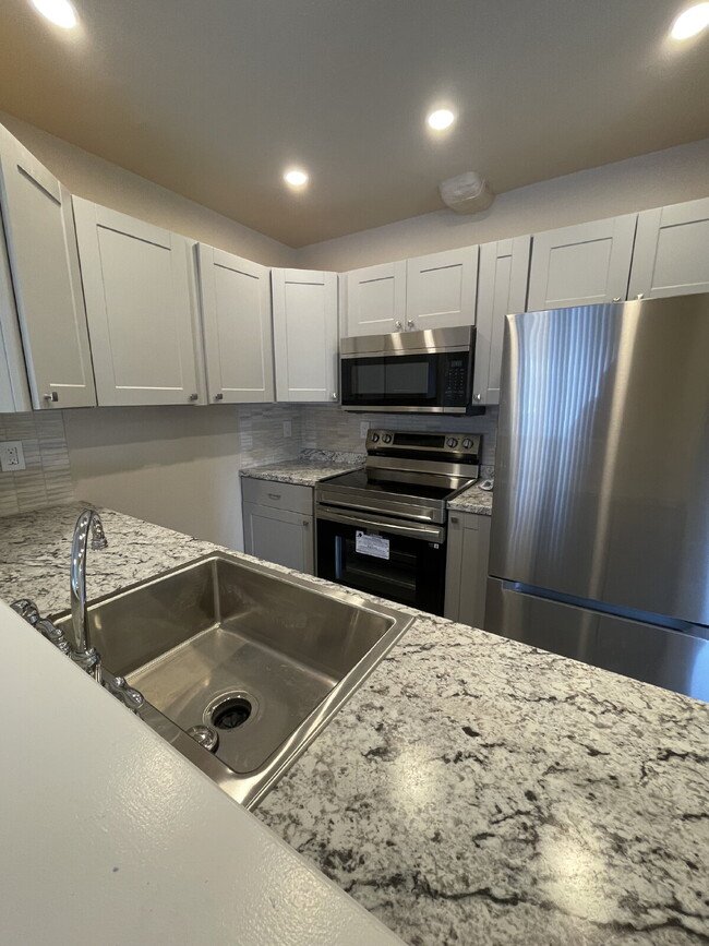 Building Photo - "Charming 3-Bed Duplex with Granite Touch & Finished Basement in Lakewood!"