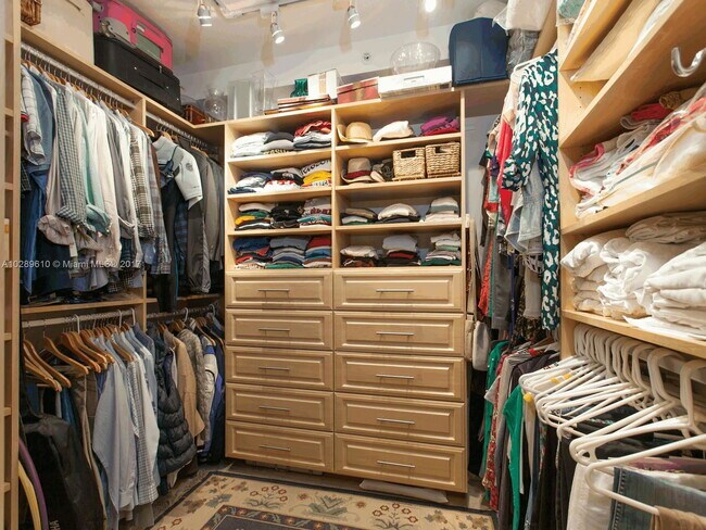 Foto del edificio - 140 Meridian Ave