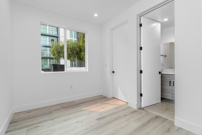 Building Photo - 522 N Wilton Pl