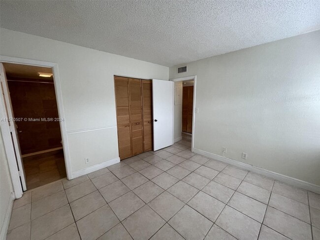 Foto del edificio - 2642 Riverside Dr