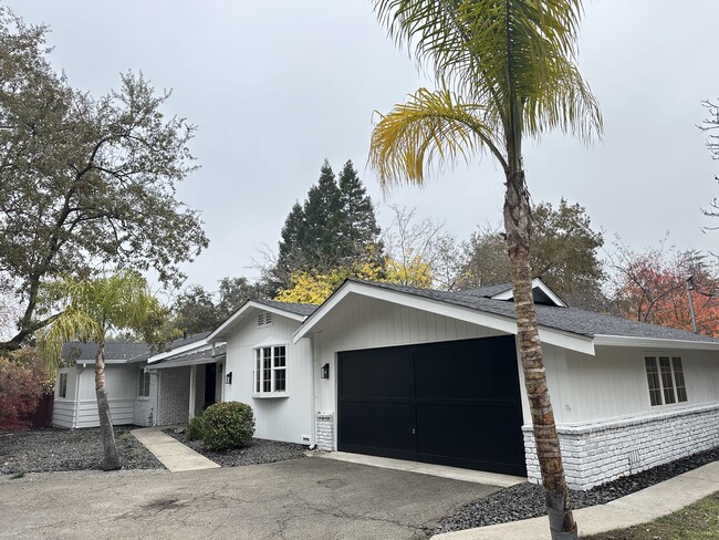 Building Photo - 2610 Walnut Blvd