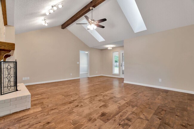 Foto del edificio - Beatifully Updated East Fay Home! Must See!