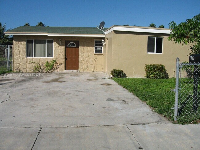 Foto del edificio - 136 NW 14th Way