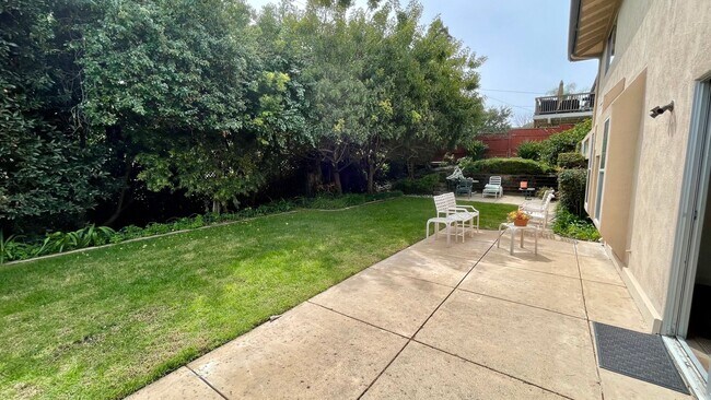 Foto del edificio - 298 Country Club Dr