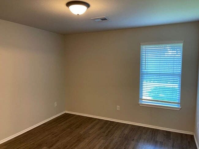 Building Photo - Walk to downtown Edmond!  3 bed 2 bath 2 c...