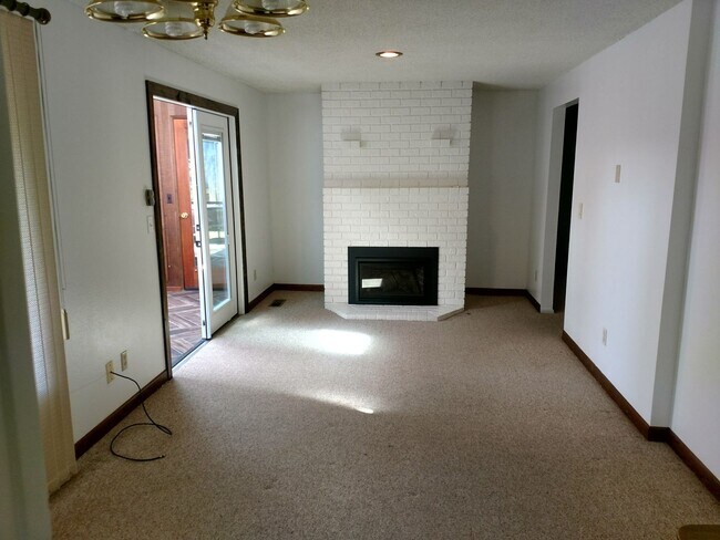 Building Photo - Single Level Home with Beautiful Yard in N...