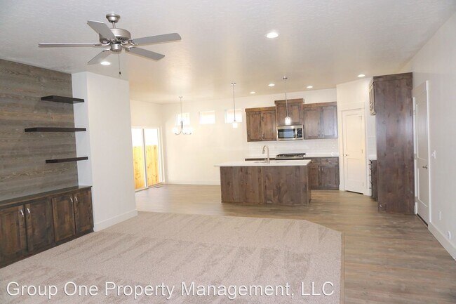 Building Photo - 3 br, 2.5 bath House - 9718 W. Macaw St.