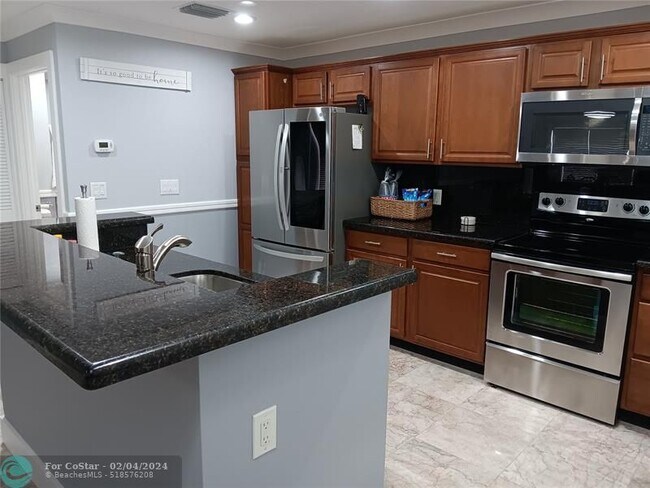 Foto del edificio - 3440 Pinewalk Dr N