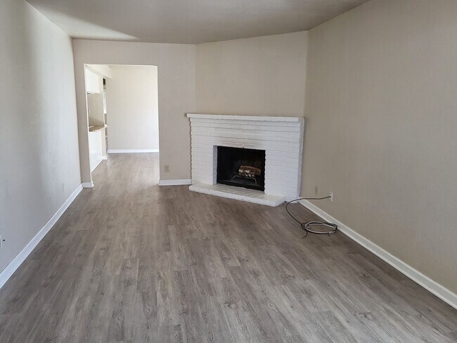Foto del edificio - 6616-6618 Summer Rain Way