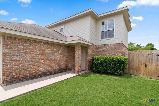 Foto del edificio - 2412 Skylark Cir