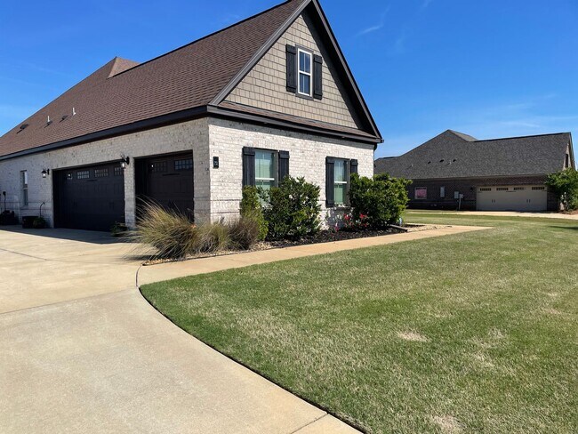Foto del edificio - Stunning 4-Bedroom Home in Coventry with Designer Finishes & a Pool!