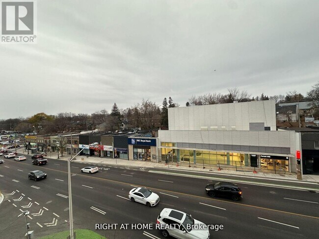 Photo du bâtiment - 2020 Bathurst St