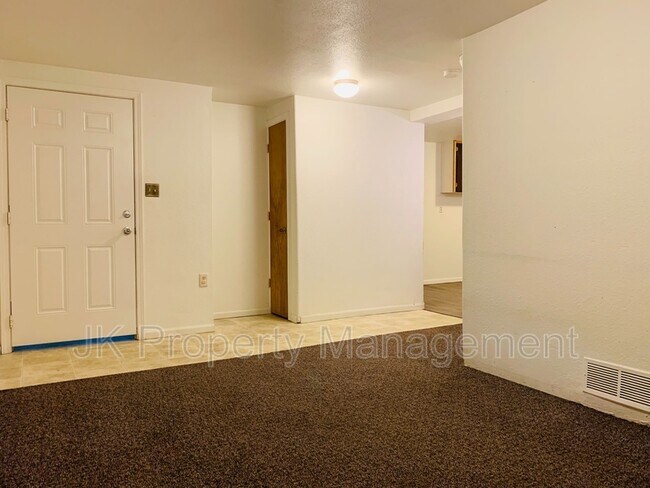 Building Photo - 9 16th St S