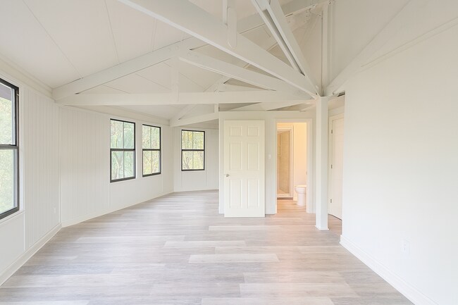 Building Photo - Freshly Renovated 2-Bed, 2-Bath Treehouse in Haines City!