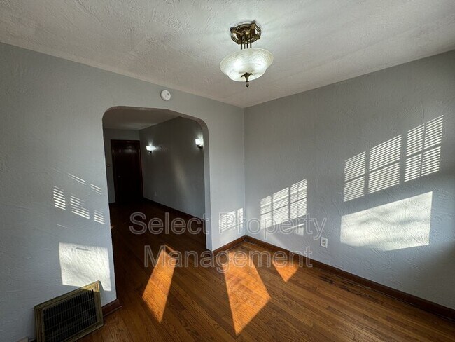 Building Photo - 3008 Hoagland Ave