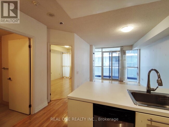 Building Photo - 25 Carlton St.