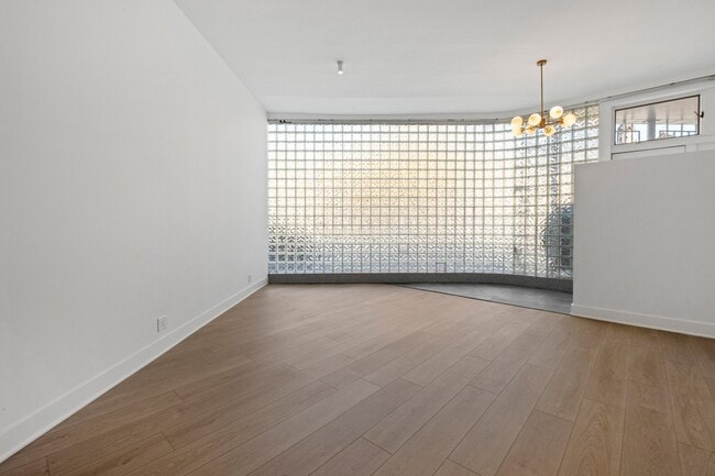 Foto del edificio - 1084 N Milwaukee Ave