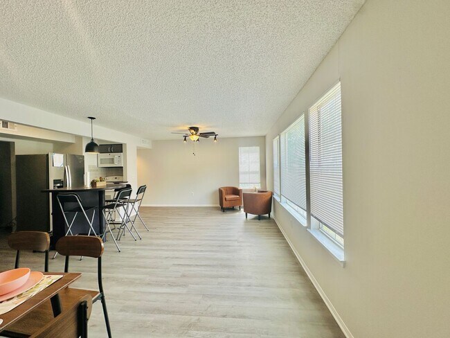 Building Photo - Newly Renovated 4BR/2BA Near UF - Resort-S...