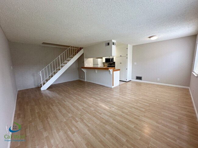 Foto del edificio - $2,495- 2 Bed/1 Bath Two Story Townhome Cl...