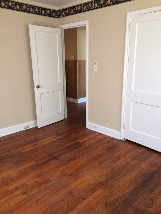 Building Photo - 2 Bedroom 1 Bath!