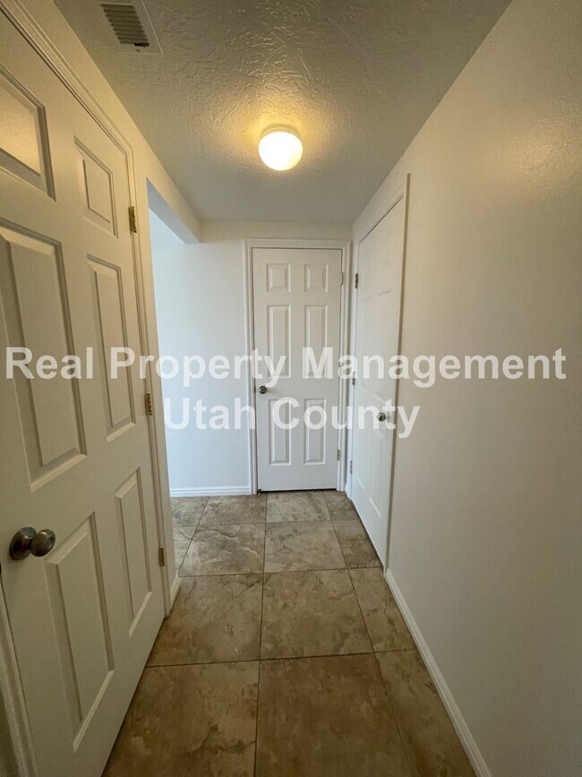 Building Photo - New lower price! Charming 3 Bedroom Home i...