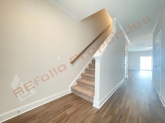 Building Photo - Great Opportunity! Lovely 3 Bedroom 2.5 Ba...