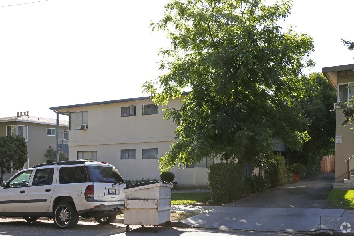Building Photo - 1690 Davis St
